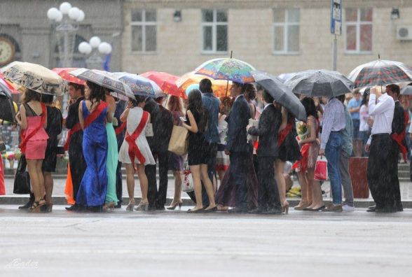Випускний під дощем? До Тернополя суне холодний атмосферний фронт