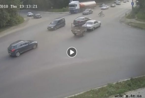 У Тернополі водій на "Волзі" збив велосипедиста