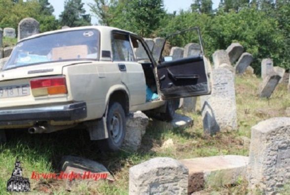 На Тернопільщині ДТП на єврейському кладовищі. Є постраждалий