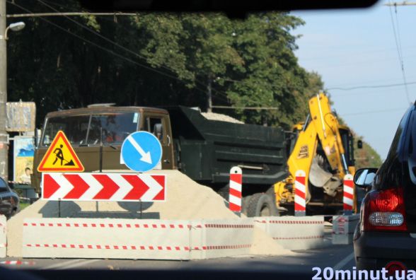 Зробили дорогу, тепер розрили і знову затори, - пасажири та водії про новий перехід на Злуки