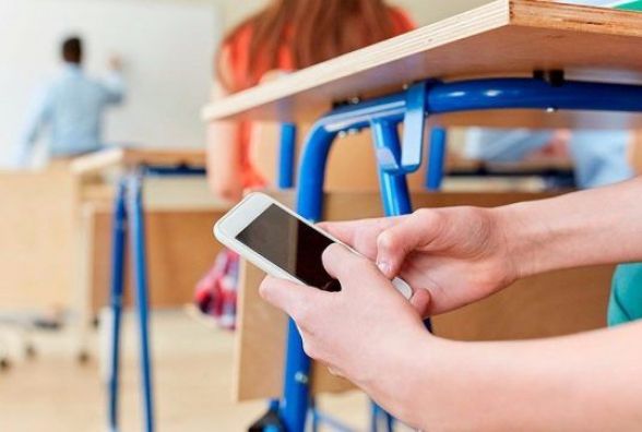 У Микулинецькій школі учням заборонили користуватися смартфонами на уроках. Що думають про це експерти?