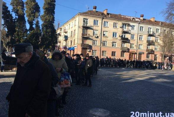 Фото дня: біля Катедри сотні людей вишикувались в чергу за свяченою водою