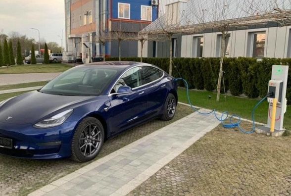 Першу в Україні офіційну Tesla Model 3 європейської версії замовив автовласник з Тернополя