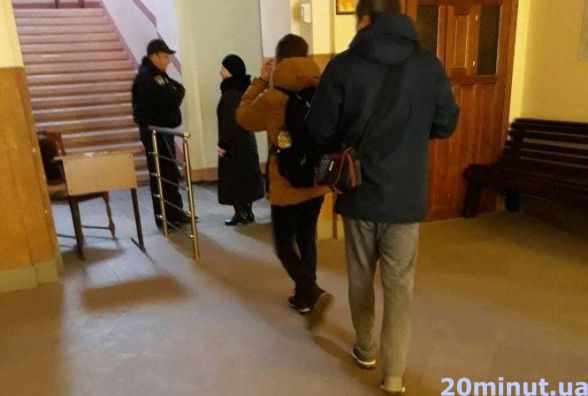 Охорона для “краси”: чому в тернопільські школи пускають сторонніх. Ексклюзив "20 хвилин"