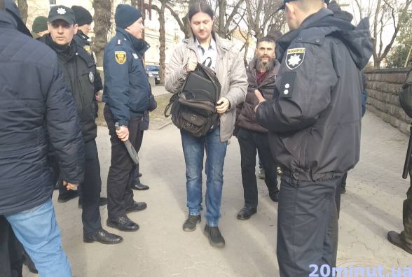 Порошенко у Тернополі: біля Театралки усіх перехожих перевіряють металодетектором