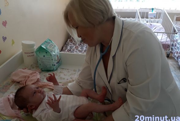 «Хапається за пальчики та ловить погляди»: дівчинка, яку залишила мама, підростає та чекає на родину