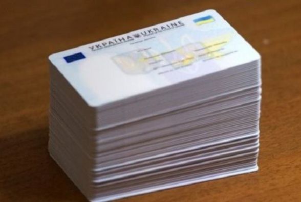 У міграційній службі нагадують, що громадяни не забрали свої документи, а скоро вибори