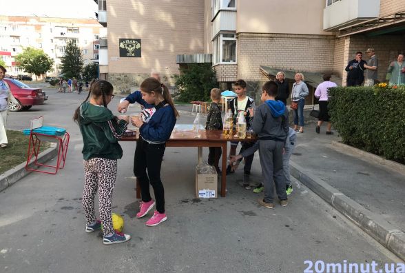 На одній із вулиць Тернополя люди влаштували свято. Відзначали 30 років з моменту поселення