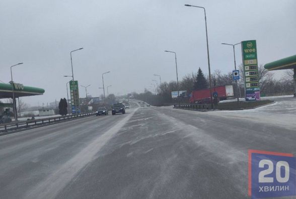 Тернополяни скаржаться на слизькі дороги в місті: чи працює спецтехніка