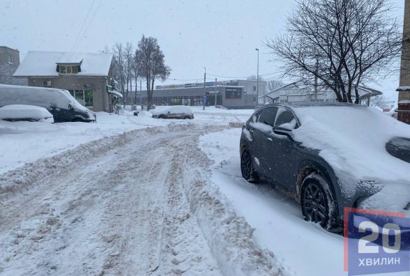 Сніговий колапс у Тернополі: місто знову засипає снігом — яка ситуація на дорогах
