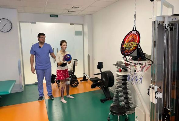 Майже 40 хвилин висіла на балконі непритомна: історія 14-річної Насті Цяпало, яка вижила після ракетного удару