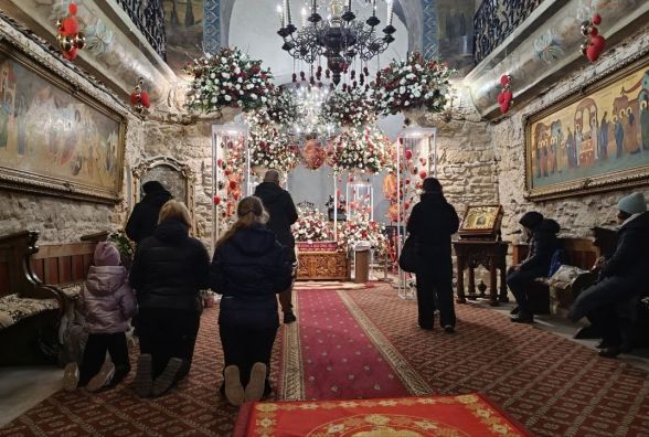 Тернополяни ідуть до храмів, щоб вклонитись до Плащаниці: дивіться фото