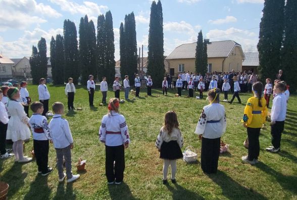 Як на Тернопільщині водять великодні гаївки: добірка із соціальних мереж