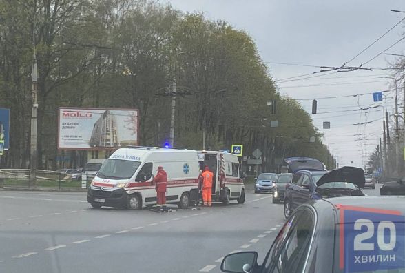 На «Дружбі» ДТП: Ford зіткнувся зі швидкою, яка перевозила пацієнта (оновлюється)