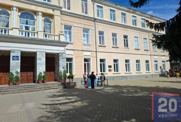 Одна в реанімації, інша в ізоляторі. Чи став булінг причиною конфлікту між школярками в Тернополі?