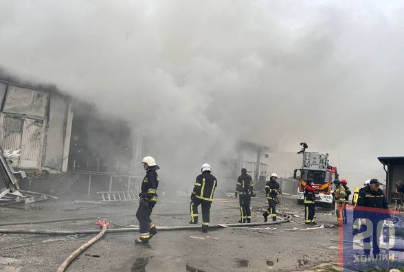 Згорілі приміщення та стовпи чорного диму: репортаж «20 хвилин» із місця удару по Тернополю