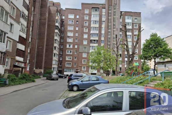 Замах на вбивство дружини: що журналістам розповіли сусіди і знайомі родини