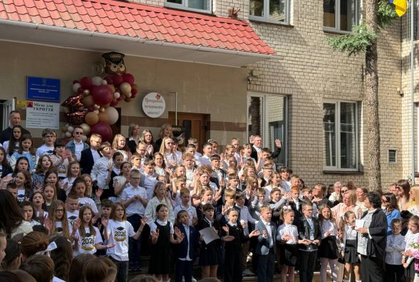 «Я буду сумувати за тобою, школо»: у Тернополі другий день лунають останні дзвоники