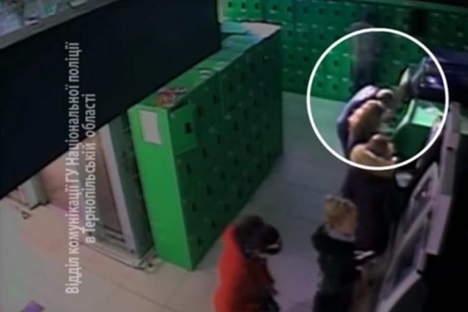 У "Новусі" з банкомату викрали майже півмільйона гривень (ВІДЕО)