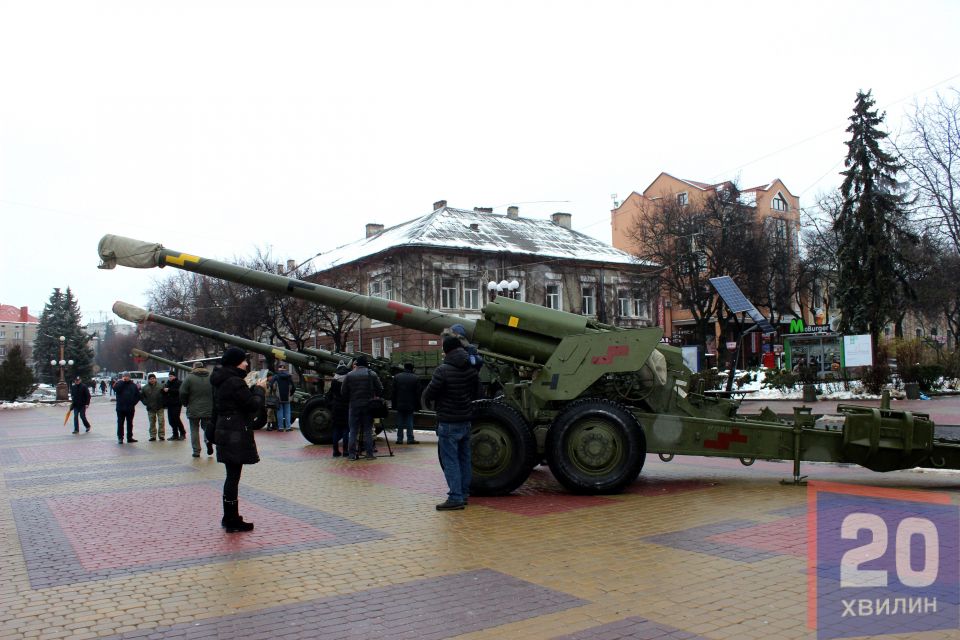 На Театральному майдані військові  показали справжні гармати