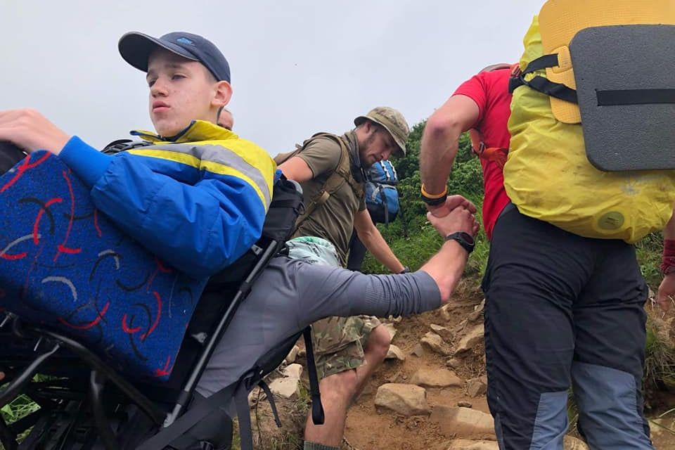 На інвалідному візку - на Говерлу: тернополяни допомогли Сергію Ткачуку здійснити мрію