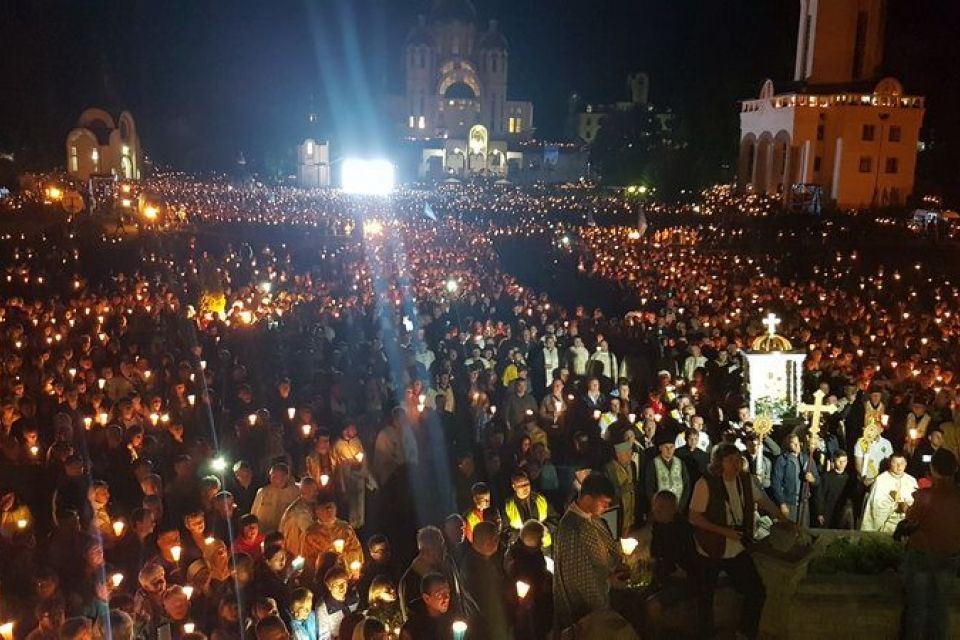 Нічна хода вірян до Зарваниці з висоти пташиного польоту. Вражаюче відео