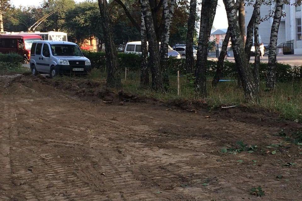 На "Дружбі" заради екопарковки вирізають дерева. Люди протестують