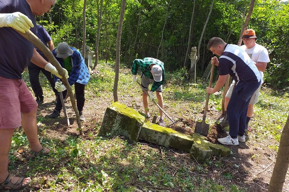 Волонтери з Польщі приїхали на Тернопільщину, щоб поприбирати могили своїх предків