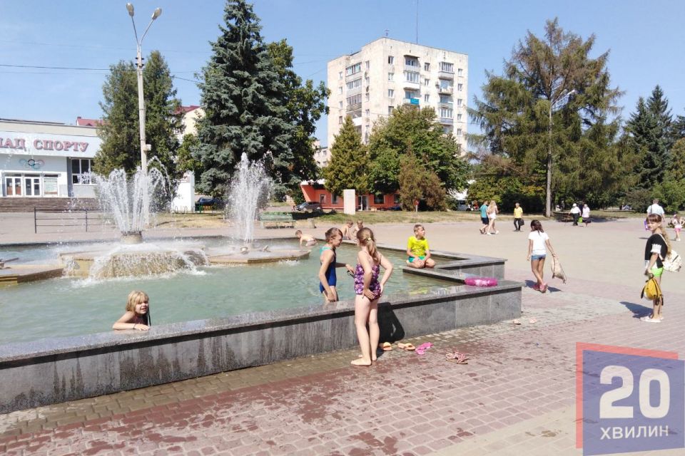 Фото дня: фонтан на "Східному" перетворили на басейн