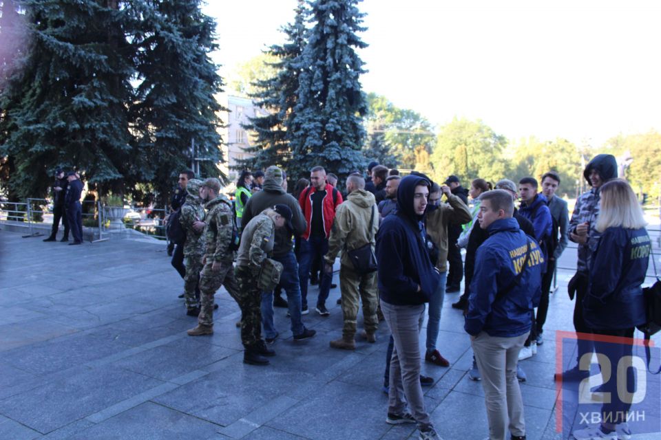 У Тернополі активісти пікетували ОДА. Депутати зберуться на позачергову сесію