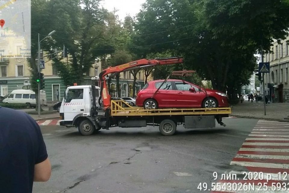 У Тернополі муніципальні інспектори евакуювали на арештмайданчик 10 машин