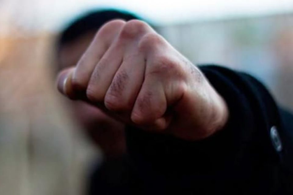 Витягнув з авто, кинув на землю та товк руками і ногами