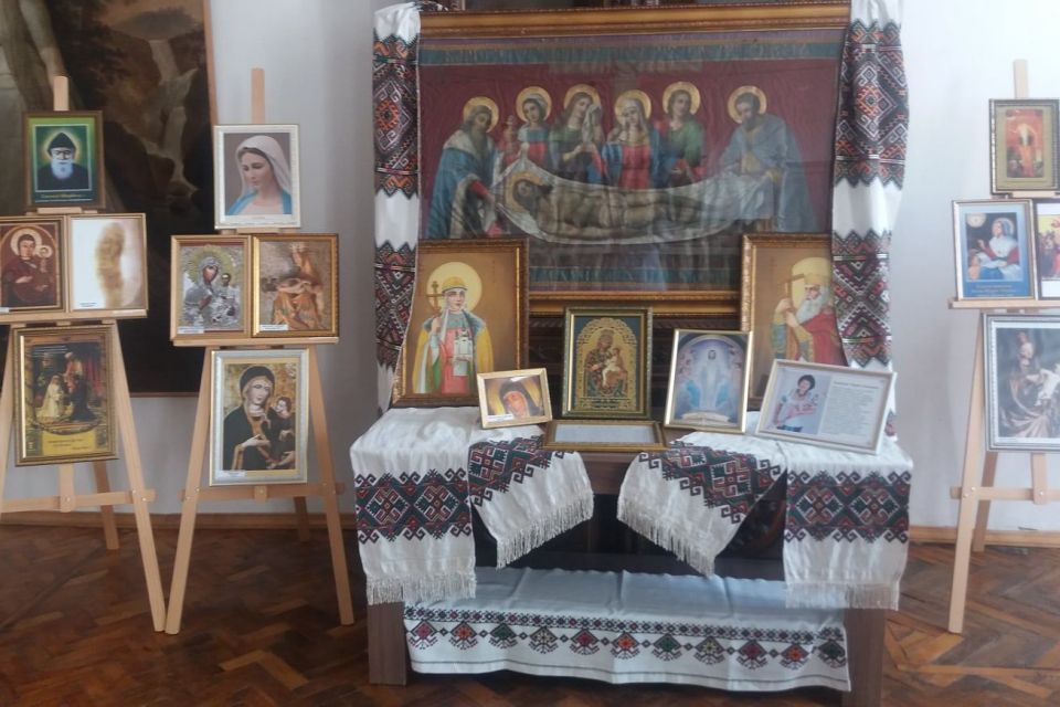 Тернополянка зібрала колекцію копій чудотворних ікон світу та України