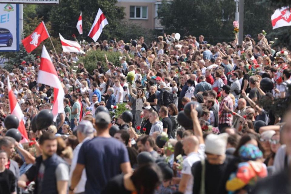 Протести у Білорусі: у центр столиці стягнули спецтехніку, станції метро закрили