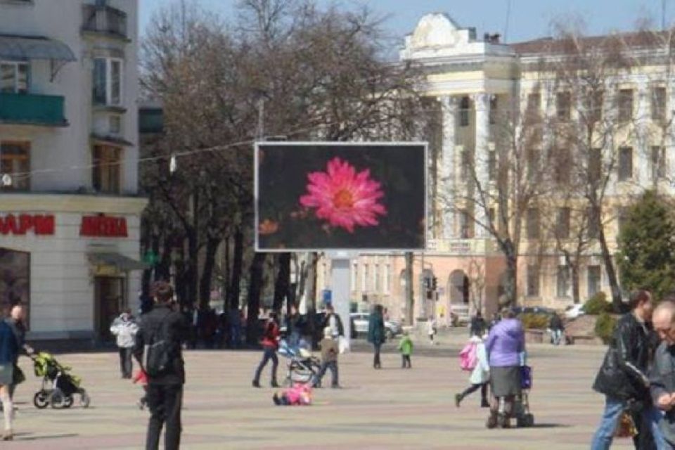 Неповага до історичного місця: тернополянин пропонує демонтувати рекламний монітор з Театрального майдану
