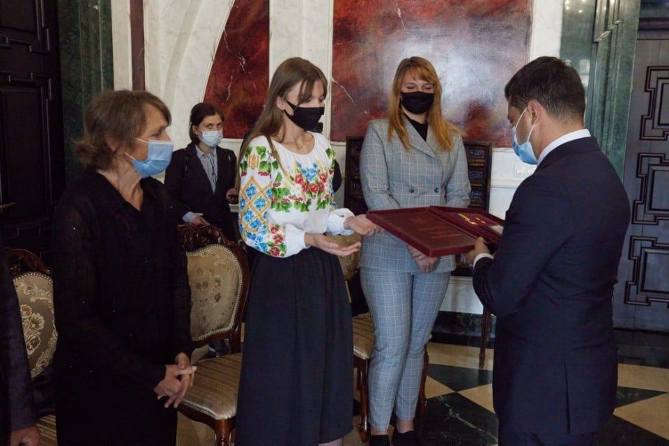 Володимир Зеленський вручив доньці загиблого бійця документ про присвоєння звання Героя України Юрію Горайському