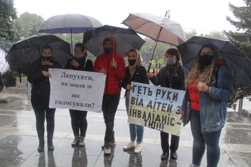 "Наших дітей мають почути!" Мітингували батьки та вчителі дітей зі зниженим слухом: що вимагали?