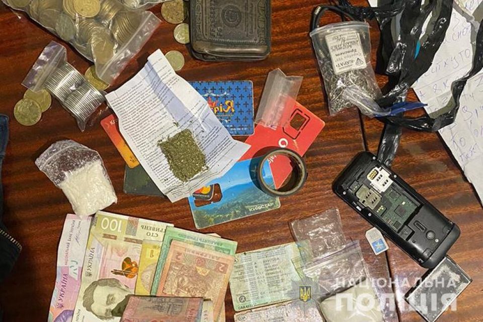 Рецидивіст із Тернопільщини у СІЗО організував бізнес із продажу наркотиків (ФОТО. ВІДЕО)