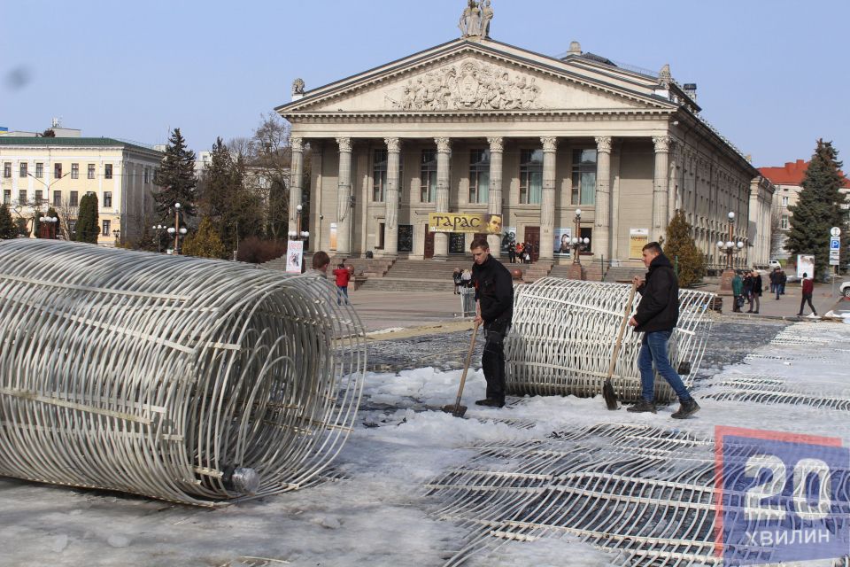 Фото дня: на Театральному майдані демонтують зимову ковзанку