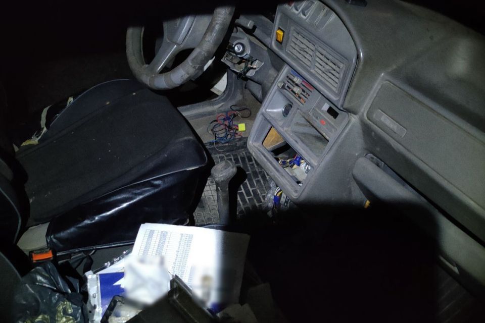 У Тернополі сусіди затримали на гарячому крадія, який заліз в чужу машину
