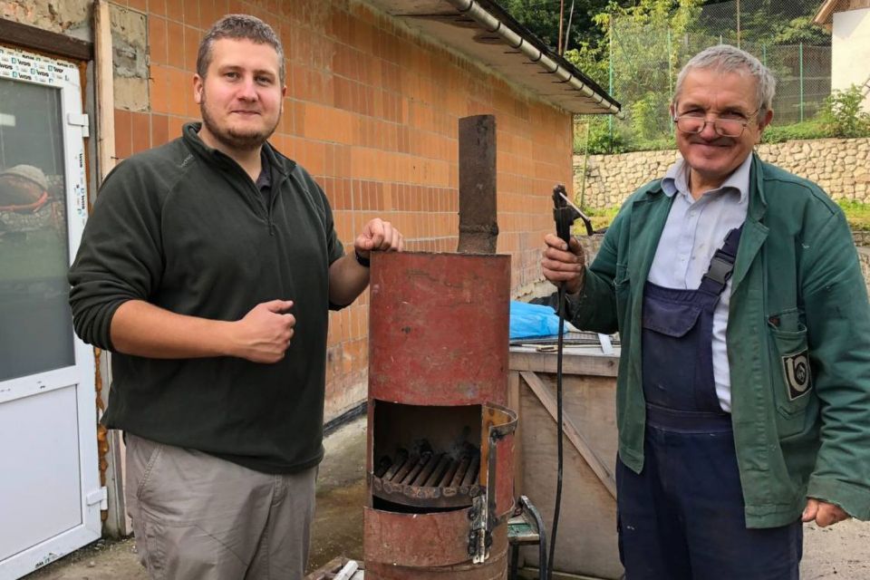 Робить буржуйки зі старих балонів: тернопільський пенсіонер допомогає ЗСУ підготуватися до зими
