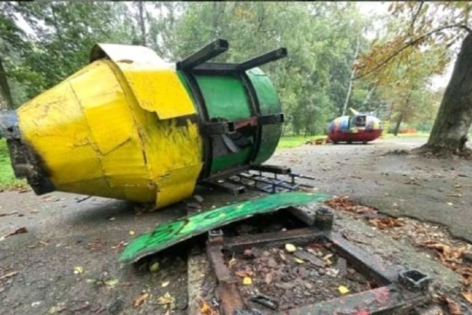 У парку «Сопільче» демонтовують старі радянські атракціони. Фото дня