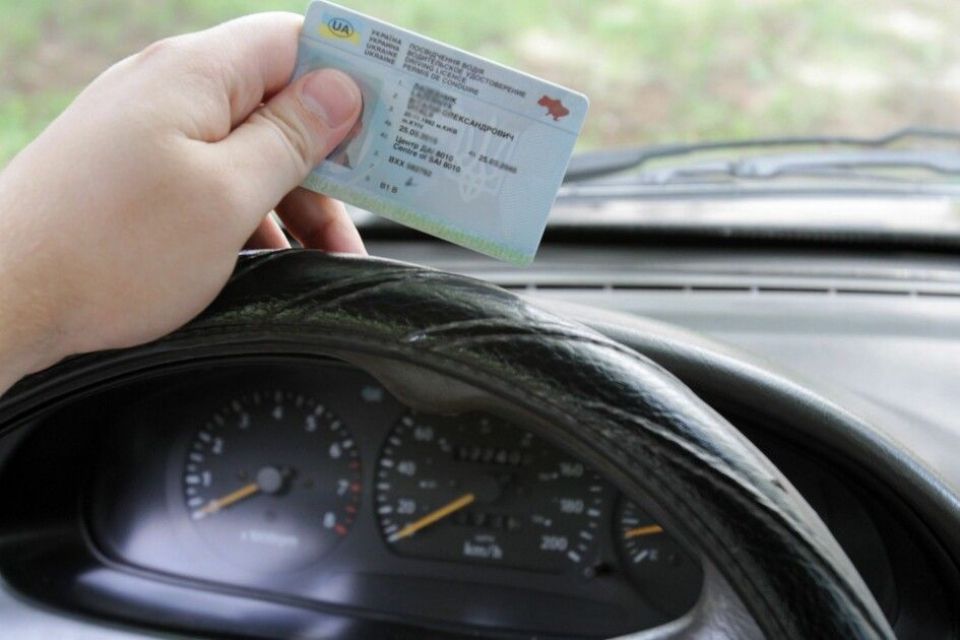 За вихідні поліцейські «впіймали» двох водіїв з підробленими документами. Один з них перебував у розшуку