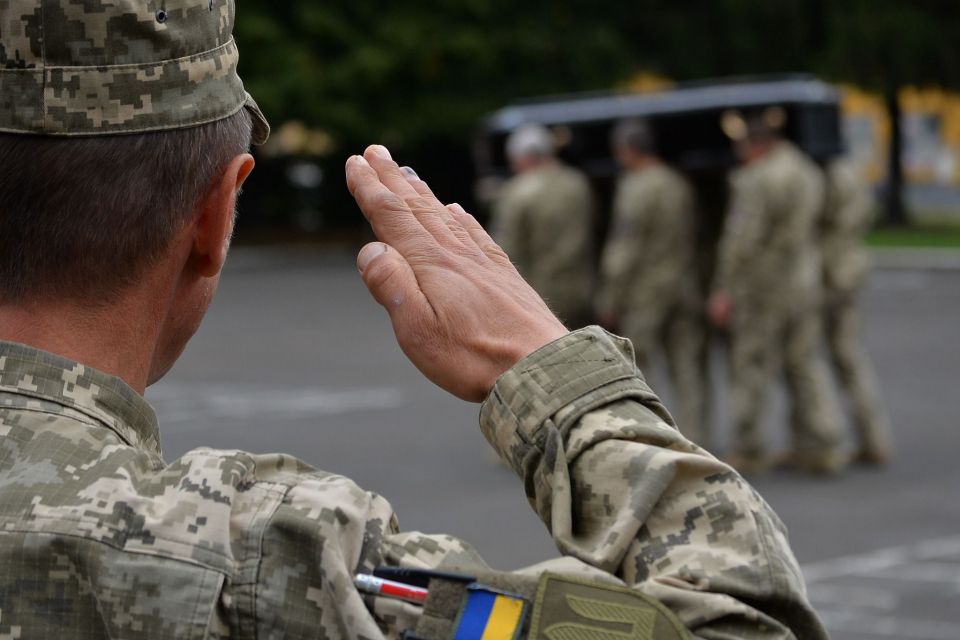 Героїчно загинув на фронті: бійці тернопільської артбригади попрощались з побратимом Василем