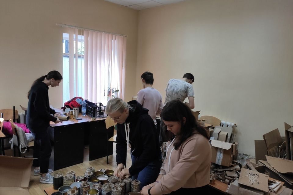 Як невтомні мурашки: у Тернополі волонтери щодня роблять окопні свічки для наших захисників