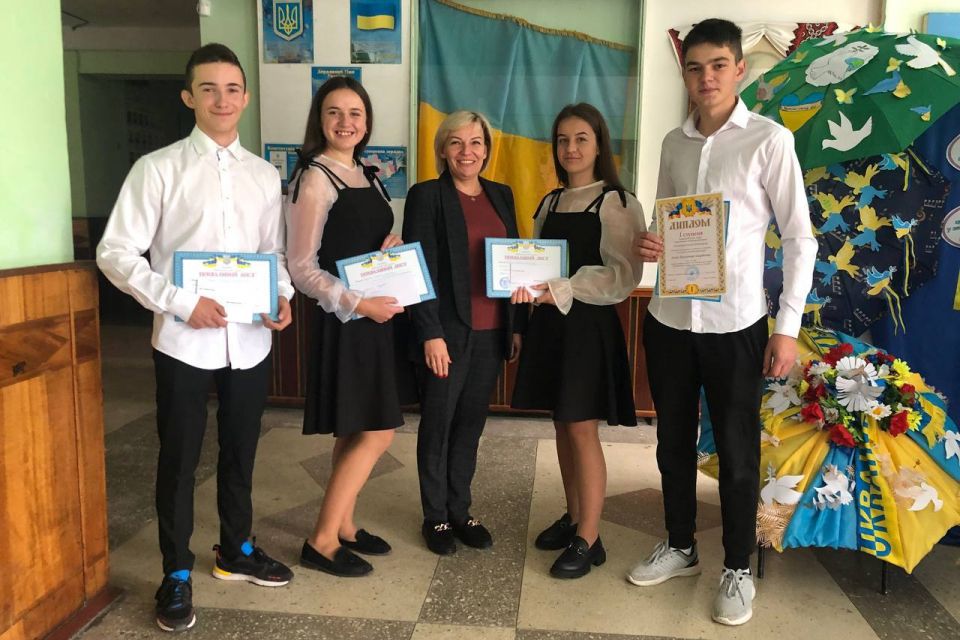 Меценат із-за кордону дає винагороду учням, які показують гарні результати у навчанні