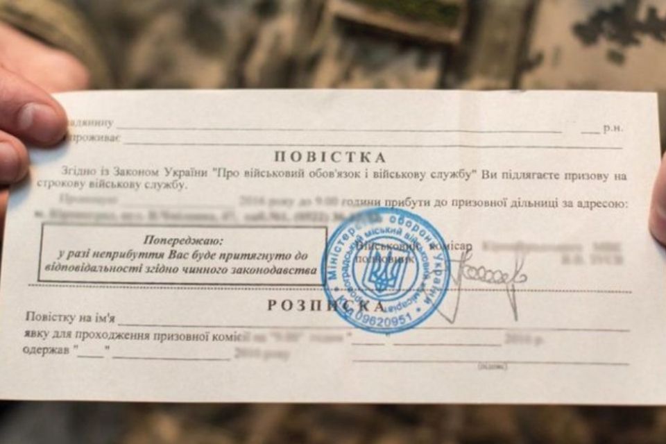 Вийшов по хліб – отримав повістку. У Тернополі військкомат спиняє чоловіків у магазинах і не тільки