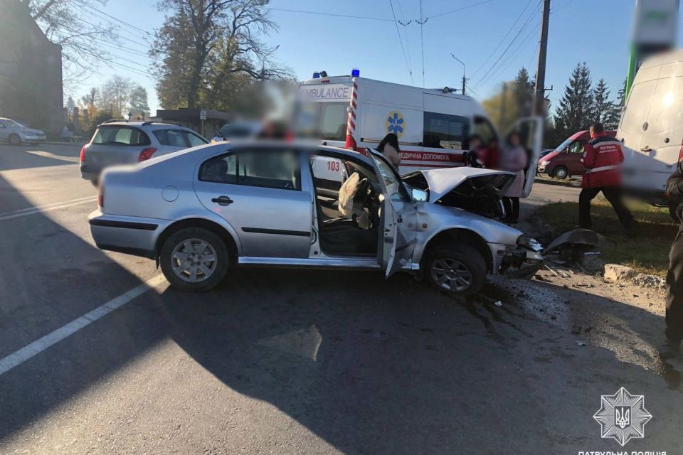 На Микулинецькій трапилась аварія з потерпілими. Рух транспорту ускладнений