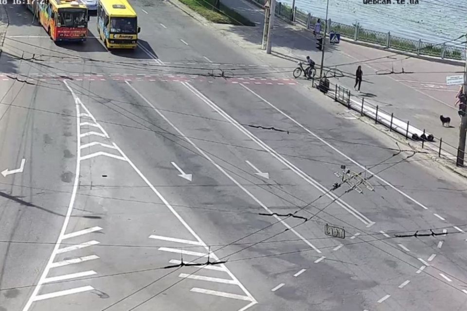 На дамбі ставу обірвалась лінія контактної мережі. Рух транспорту ускладнений