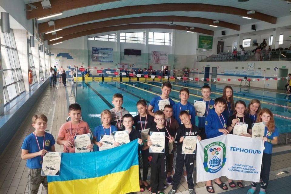 Тернопільські спортсмени здобули 13 медалей на міжнародному турнірі з плавання